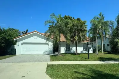 Image de Renovated Boca Ratón house with 3 rooms 2 bathrooms gardens and club amenities