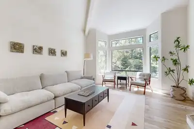 Image de Two-story golf course-adjacent getaway with a patio, washer/dryer, central Ac