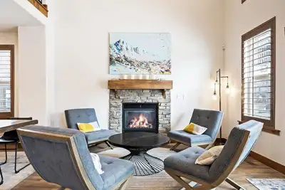 Image de Luxurious Home Short Drive to Deer Valley, Private Hot Tub, Parking for 3 Cars, Sleeps 18!
