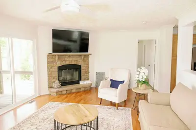 Image de Lakefront Cottage - Boat, Dock, Newly Renovated
