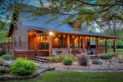 Image de Creekwood Cabin - Waterfront | Hot Tub | Game Room