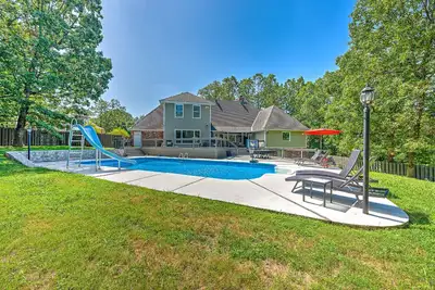 Gorgeous Rogers, Bentonville Home with Pool HotTub& Huge Yard