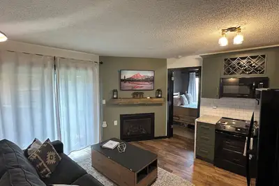 Image de Luxurious ski in-ski out slopeside condo.