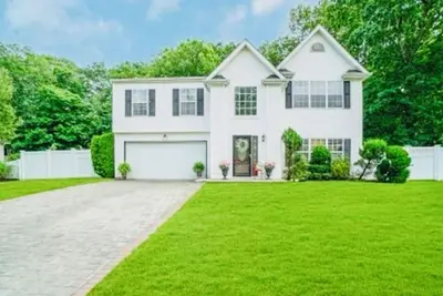 Image de Serenity Haven: Cozy 2-Bedroom Home with Spacious Living & Big Backyard