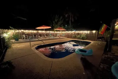 Image de Mid Century Beach House, Salt water Pool. Family Sized with a game room! !