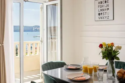 Appartement de deux chambres avec le balcon et la vue sur le mer Seget Donji, Trogir (A-23134-g)