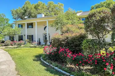 Image de Spacious Madisonville Estate w/ Grill & Pond Views