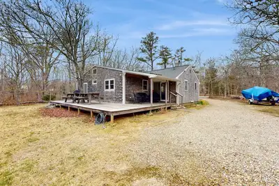 Image de Quaint home across from bike paths with large furnished deck, grill, & W/D