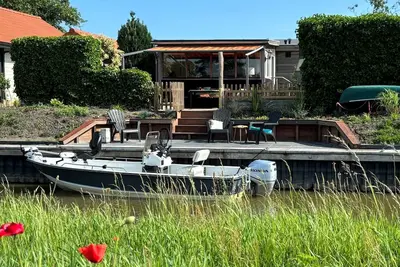 Image de Maison Cecil 4 pers avec son propre spot de pĂŞche sur un canal hollandais
