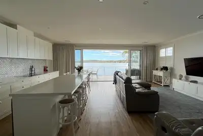 Image de Sparkle by the Lake at this peaceful direct waterfront luxury home\nSleeps 10