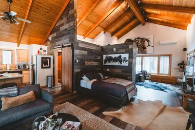 Image de Riverfront Cabin with Glamping Hut