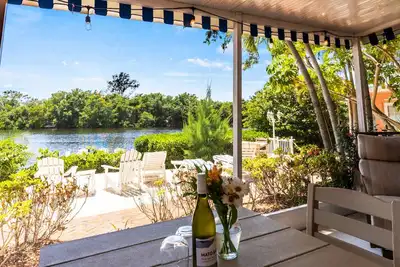 Image de Heron Lagoon, dock, pool, the Poolside Complex at Siesta Key Bungalows