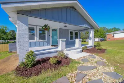 Image de Copper Cottage- 5. 1 miles to Ua w/ covered patio