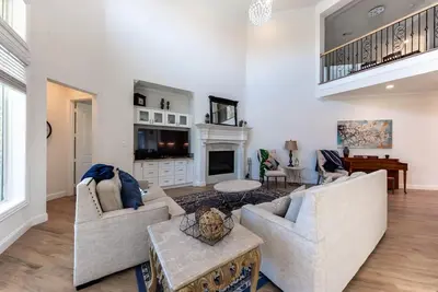 Image de Family Home Near Lake & Local Parks