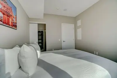 Image de 2br Oasis w/ Gym & Terrace, Near Hintonburg!