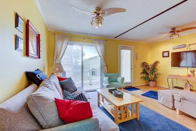 Image de ⭐Steps to Beach, Private Balconies-Community Pool-Tropical Winds A6⭐