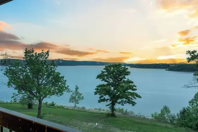 Image de Lakefront Oasis – 2 Bdr w\/ Amazing Views & Resort Amenities!