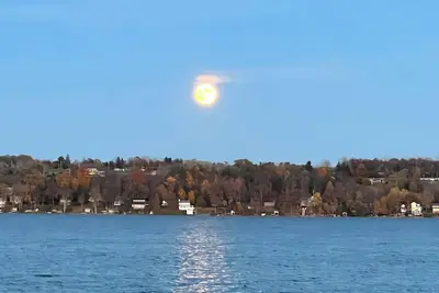 Image de 5507 West, Cozy home with excellent views of the lake either inside or out\n\n