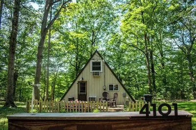 Image de A-Frame, hidden oasis, no need to go anywhere. All woods, much to enjoy.