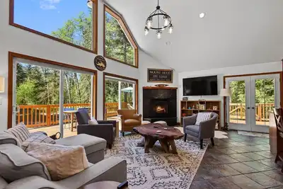 Image de Magnificent Custom-Built Lodge Surrounded By Forest of Douglas Firs, Cedar Trees