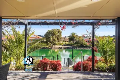 Image de Contemporary Lakeside Stunner – 3 bedrooms & jetty