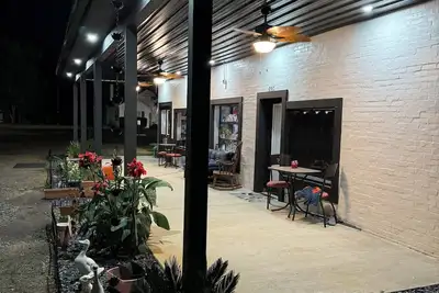 Image de Hartford Art House BnB\nA very eclectic BnB \n900 sqft interior/patio, sleeps 6