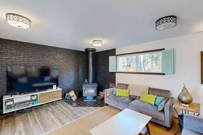 Image de Coastal Paradise Awaits: Spacious Retreat with Firepit & Entertainment