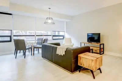 Image de Luxe 1br Apt with Skyline Views near Bytown Museum