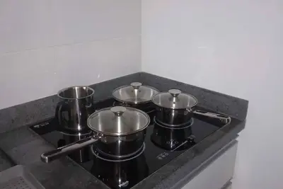 Image de 5 min walking to subway  4 single beds, Tv, Wi-Fi, cook top, Close to Unip