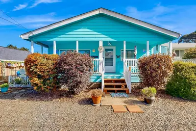 Image de Charming home two blocks from the beach; private hot tub and washer/dryer