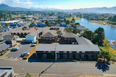 Image de 3 Units! Walk to Fun Attractions! Seaside Carousel Mall, Seaside Promenade