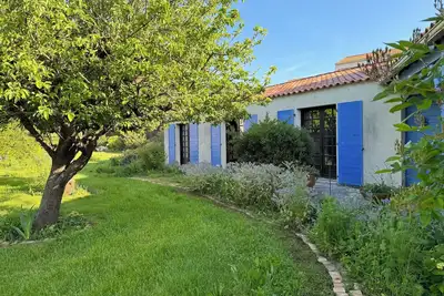 Image de Maison de Plein Pied, Dans un Jardin Arboré, au Calme, en Plein Centre-ville