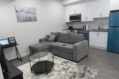 Image de Brand New Cozy Luxury Suite with Modern Amenities and Prime Location