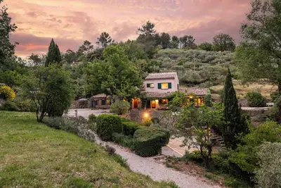 Image de Bastide rénovée, en pleine nature, 4 chambres et grande piscine