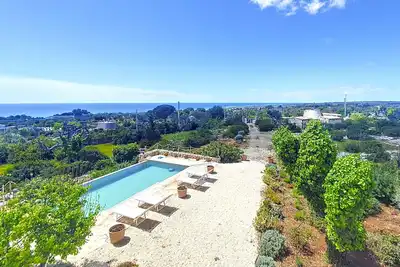 Image de Maisons en pierre avec piscine infinity e vue mer