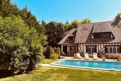 Beautiful Normand-style house with pool, 3 minutes from the beach