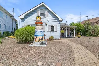 Image de Lake Front Two Bedroom Cottage!