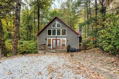 Image de Calling all Golf players! This home is located in a golf course community.