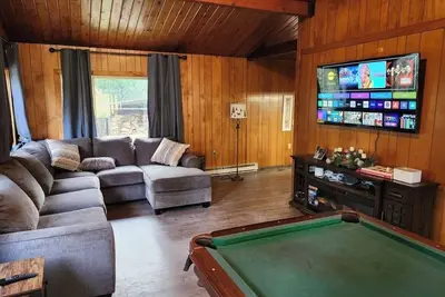 Image de Lakefront Cabin in the Forest\n ✨️ A Vacation Wonderland ✨️\n \n