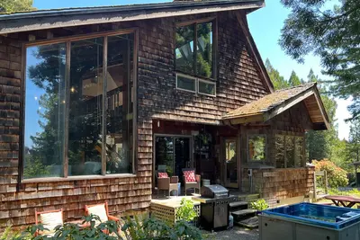 Image de Unique custom-built, ultra private home, dog-friendly, ocean views, hot tub