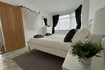 Image de modern Bungalow with hot tub, garden, bbq & Netflix 10 min drive to city centre