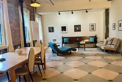 Image de Spacious, artist-designed apartment in 1890s chocolate factory. Dog Friendly!