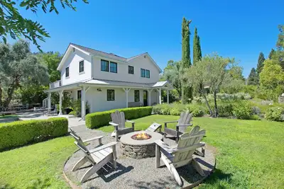 Image de Beautiful Valley Floor Home with Pool, Bocce and Pool House & Home Gym
