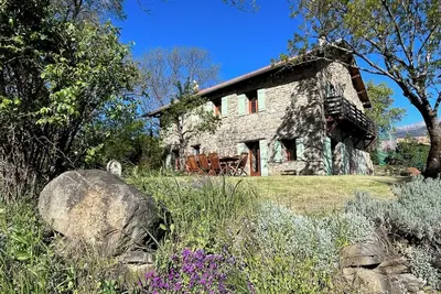Maison en pierre, vue magnifique sur les Écrins