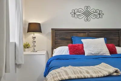 Image de Brand New Centrally Located with Free parking and Pet friendly! !