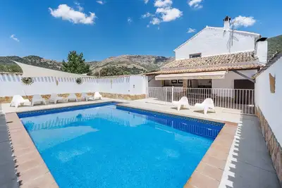 Image de Maison de vacances 'Cortijo El Llano' avec vue sur la montagne, piscine privée et Wi-Fi
