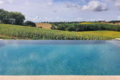 Image de Maison de vacances 'Gite Les Hauts D'En Perrin' avec vue sur montagne, Wi-Fi et climatisation