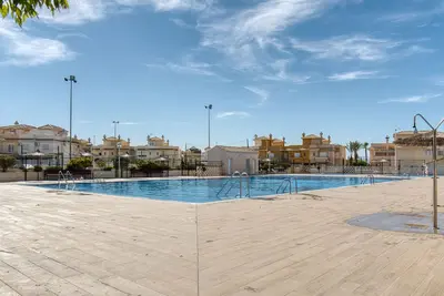 Appartement 'Adosado En Gran Alacant Santa Pola' avec piscine partagée, Wi-Fi et climatisation