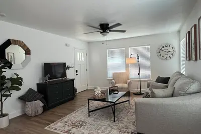 Image de Modern little guesthouse\nFully furnished fenced backyard, pet & family friendly