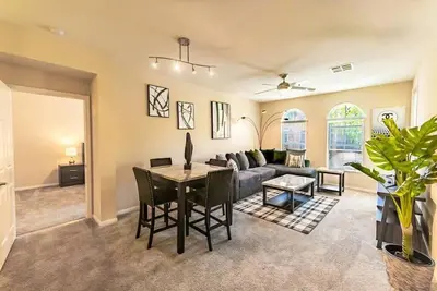 Image de Spacious & Gorgeous 2bd/2ba! 5Mins to Disney! Angel Stadium! The Outlets! Etc. .